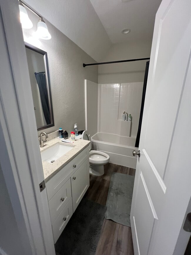 Building Photo - 710 Vassar Ct