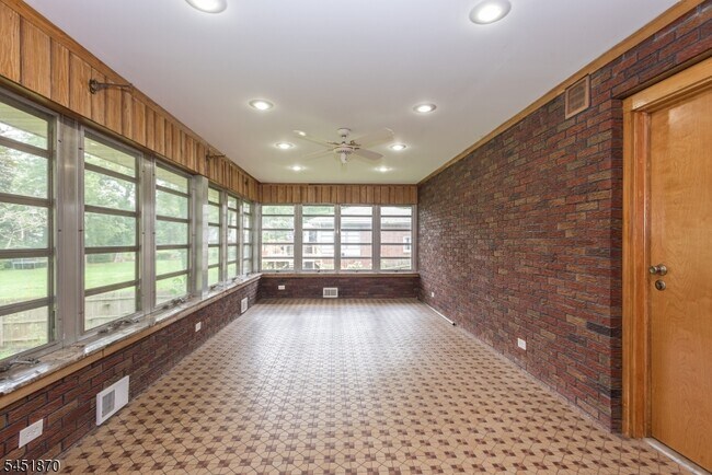 Building Photo - 681 Easton Ave