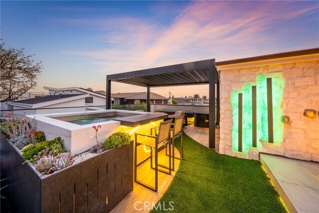 Building Photo - 2037 E Ocean Blvd