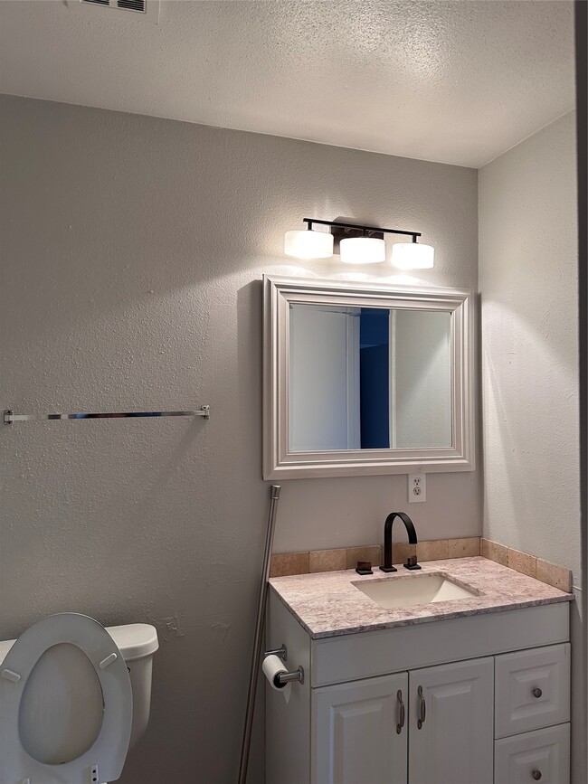 Building Photo - 713 S 2nd St