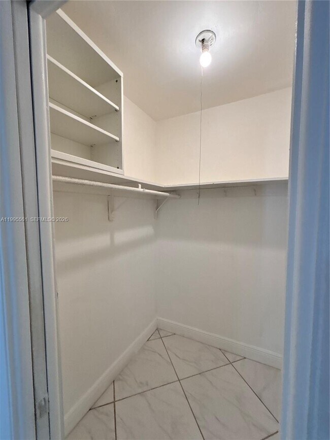 Building Photo - 839 S Highland Dr