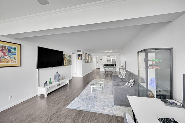 Building Photo - 2920 SW 22nd Ave