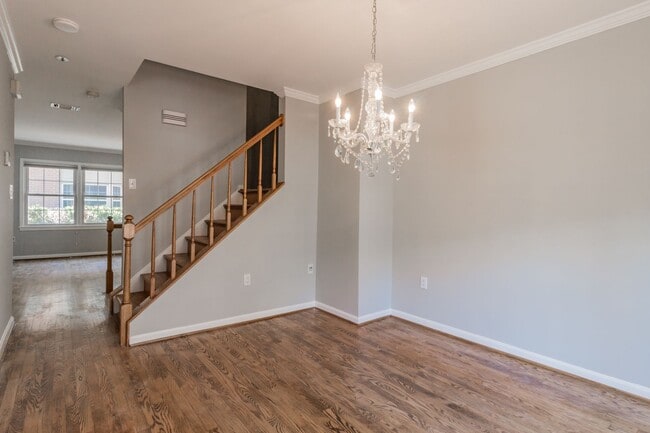 Building Photo - Beautiful 3 Bedroom 3/2 Bath Brick End Uni...