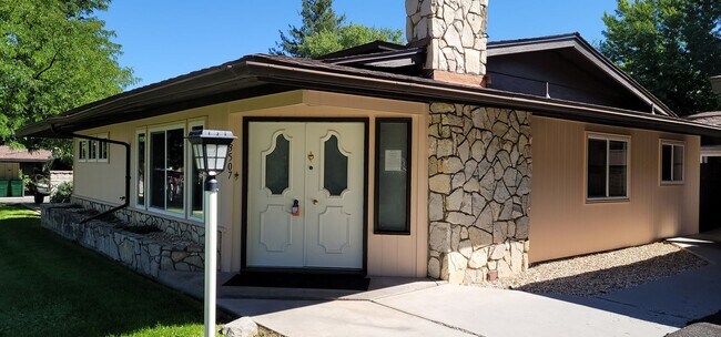 Building Photo - Beautiful 2 Bedroom / 2 Bath Bungalow Next to Hidden Valley Golf Club with Large Private Patio, N...