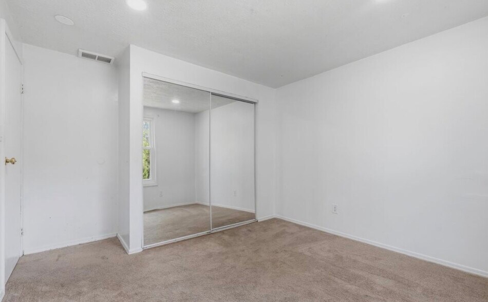 Building Photo - 9505 Thornwood Dr