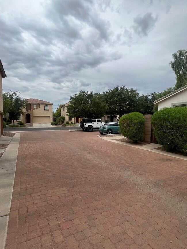 Building Photo - 4-bedroom and loft in the Willows with com...
