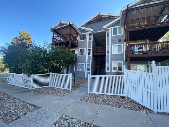 Building Photo - Large 2 bed 1 bath Top Floor Condo