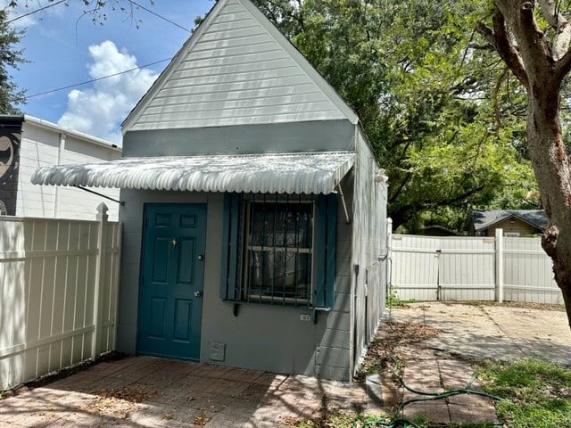 Shed with laundry - 106 E Hanna Ave