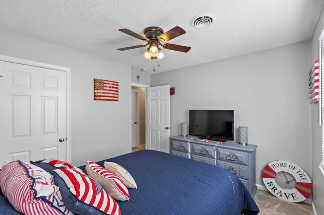 Building Photo - Cox High school! Close to Beach, Base, sho...