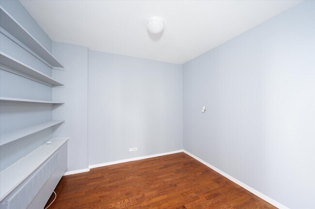 Building Photo - 1460 N Sandburg Terrace