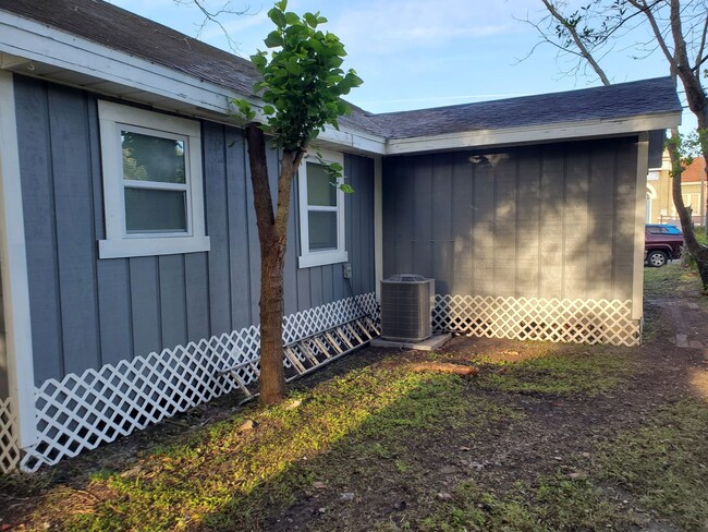 Building Photo - Fully Renovated 3/1 Single Family Ready to...