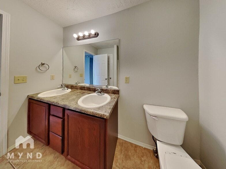Building Photo - 1305 Marseilles Ave