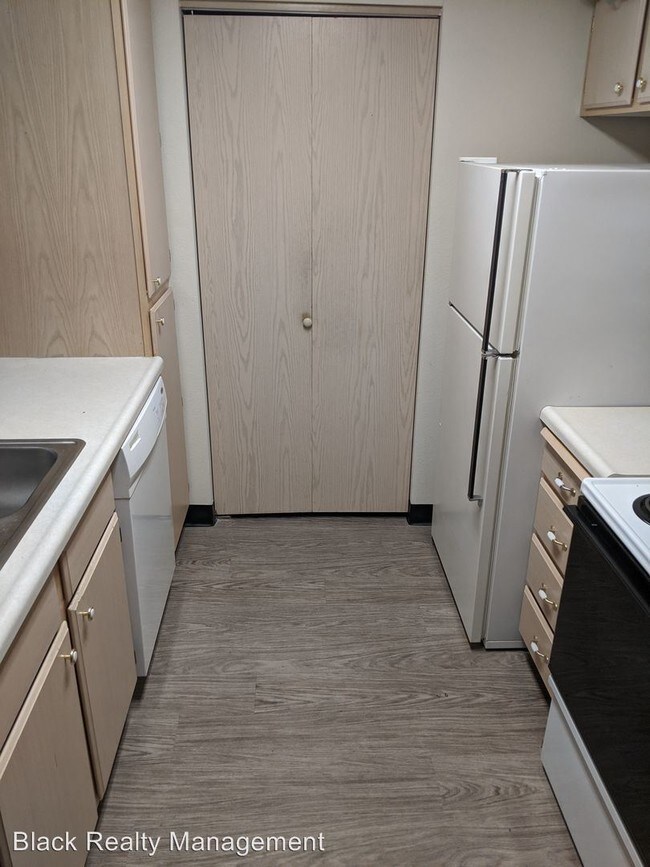 Building Photo - 2612 N Pines Rd