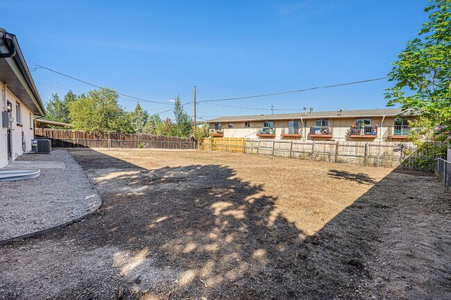 Building Photo - Spacious 6-Bed 3-Bath Home in Federal Heig...