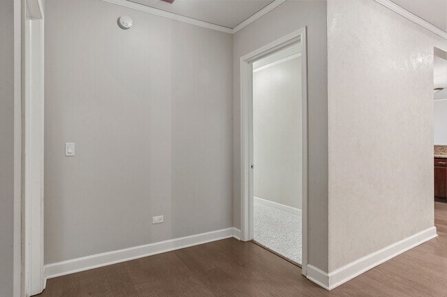 Building Photo - 450 E Waterside Dr