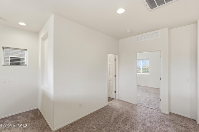 Building Photo - 4162 N Thurston Ln