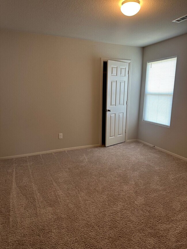 Building Photo - Contact Peggy at 501-676-1758 or Heather a...