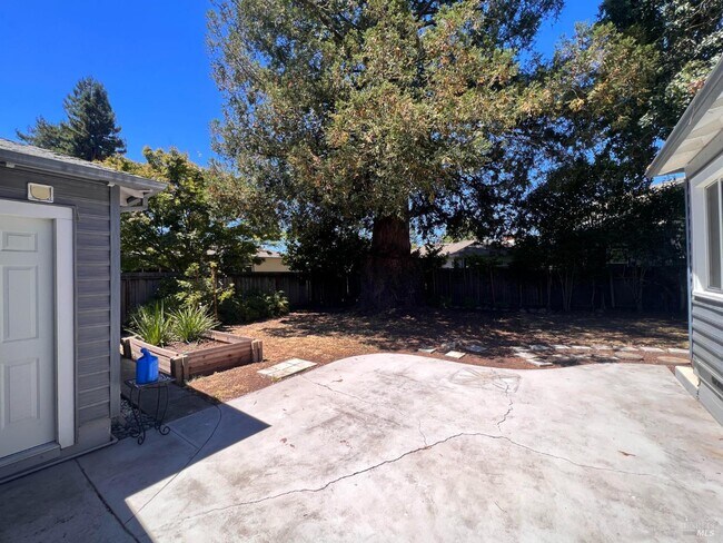 Building Photo - 2109 Montecito Ave