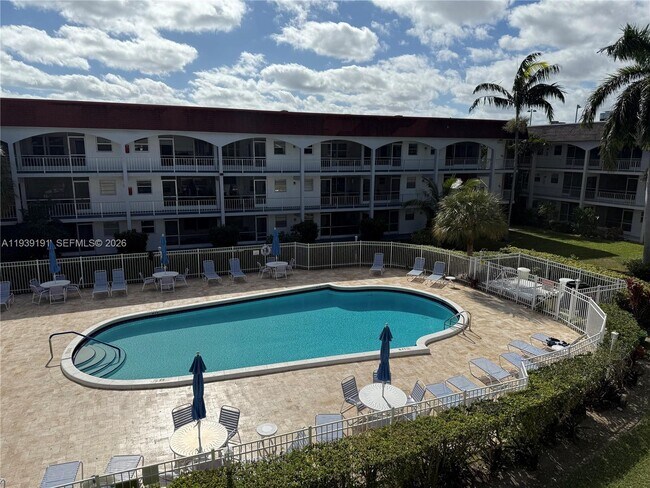 Building Photo - 581 Blue Heron Dr