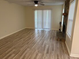 Building Photo - 6804 Willowbrook Dr