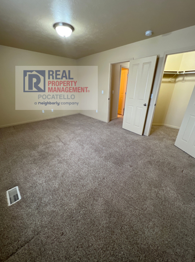 Building Photo - MOVE IN SPECIAL - 2 bedroom 1.5 bath Townh...