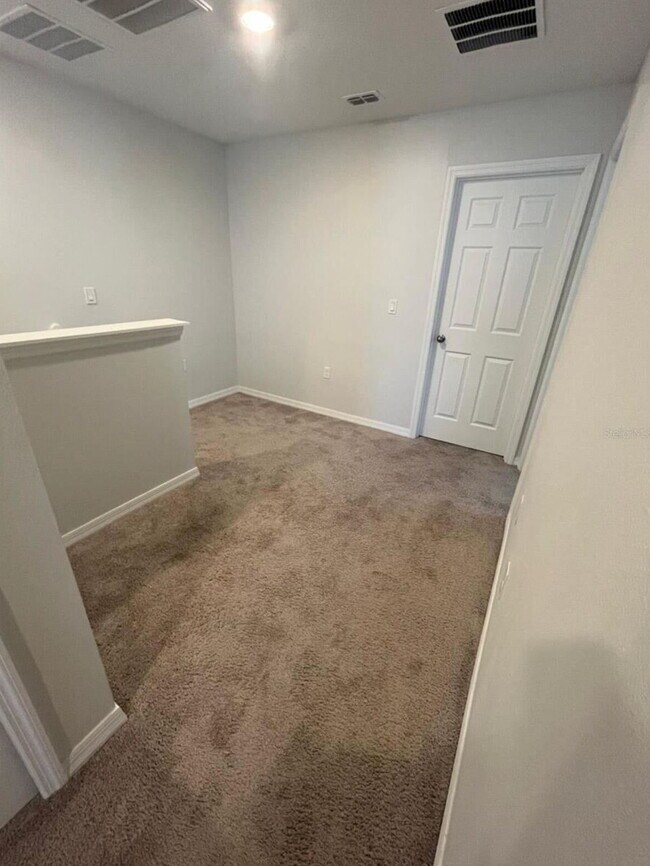 Building Photo - "Charming 3-Bed Townhouse with 2.5 Baths in St. Cloud's Serene Burrowing Owl Loop!"