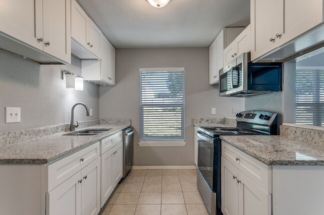 Building Photo - 4-BEDROOM ON CUL DE SAC IN SUNRISE