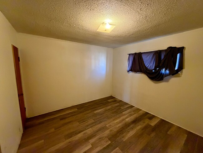 Building Photo - 2 Bed 1 Bath Home