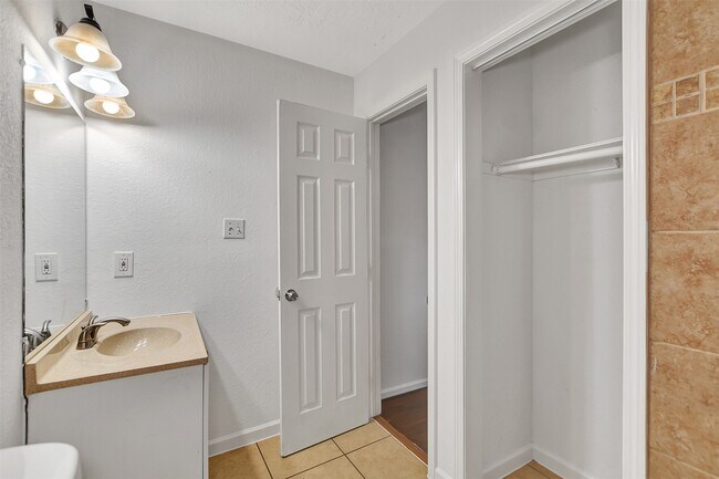 Building Photo - 17807 Glenmark Dr