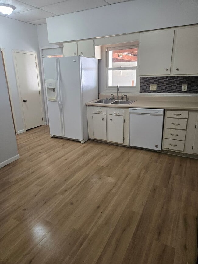 Building Photo - Characteristic 2-Bedroom Home with bonus r...