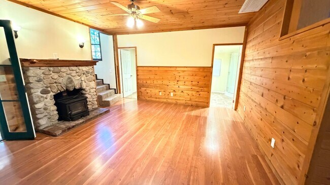 Building Photo - 54080 Pine Crest Ave