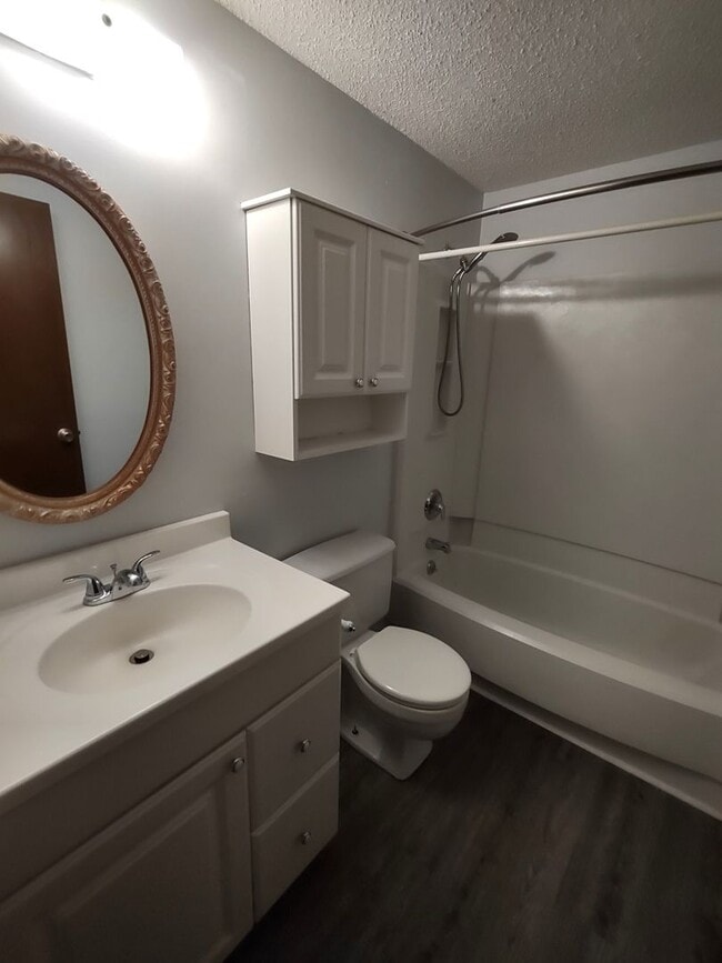 Building Photo - Beautiful Townhome located in Quail Hollow!