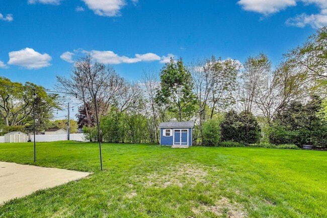 Building Photo - 511 S Dwyer Ave