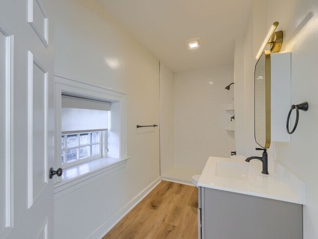 Building Photo - 1701 N Front St