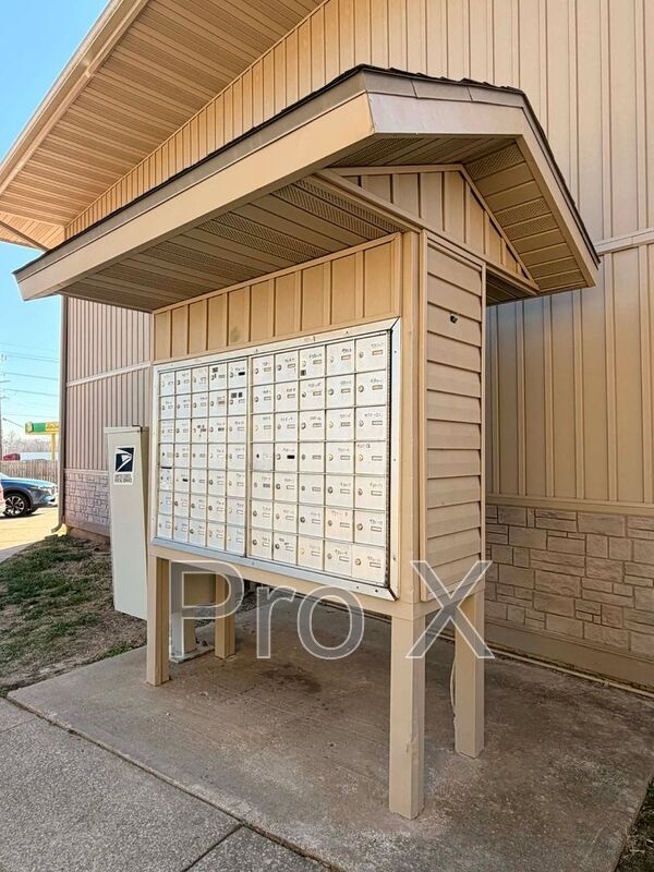 Building Photo - 928 N Goetz Blvd