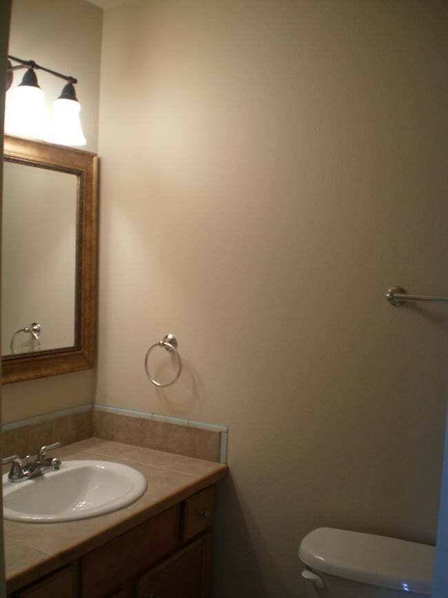 Building Photo - ~Elegant 3 bedroom with Bonus Family Room ...