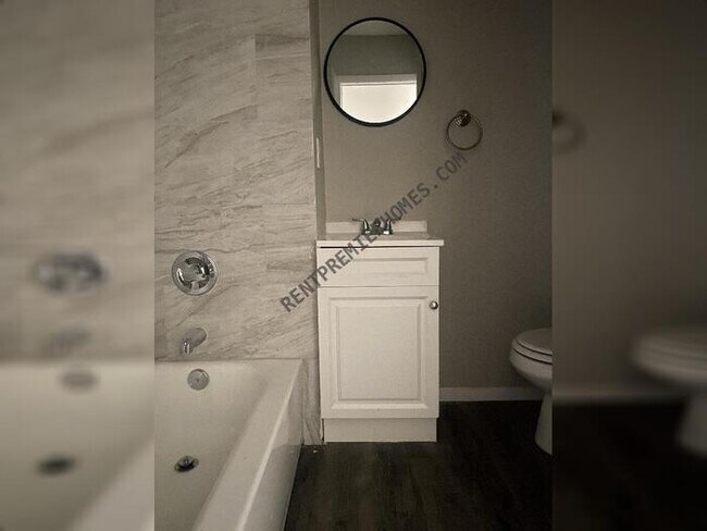 Building Photo - 1018 Harris Dr