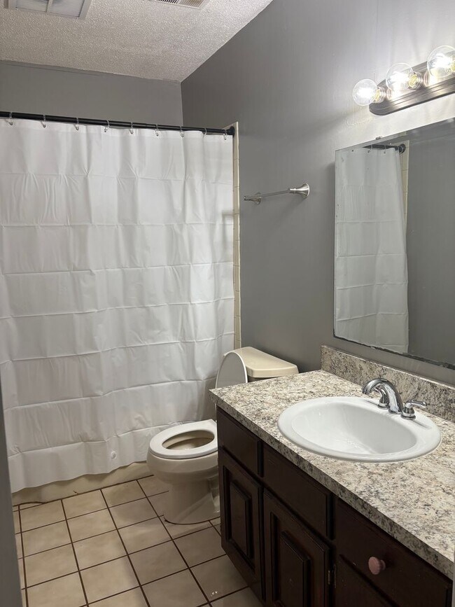 Building Photo - Home Near Lake Jackson