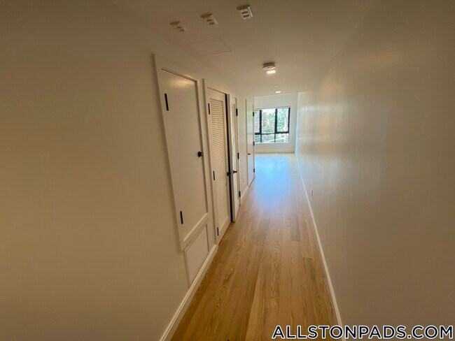 Building Photo - 83 Gardner St