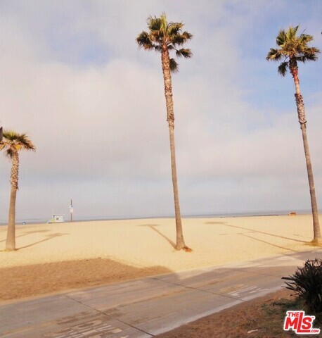 Building Photo - 3005 Ocean Front Walk