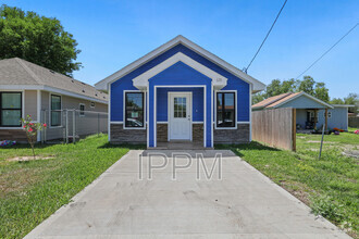 Building Photo - 620 E Llano Grande St