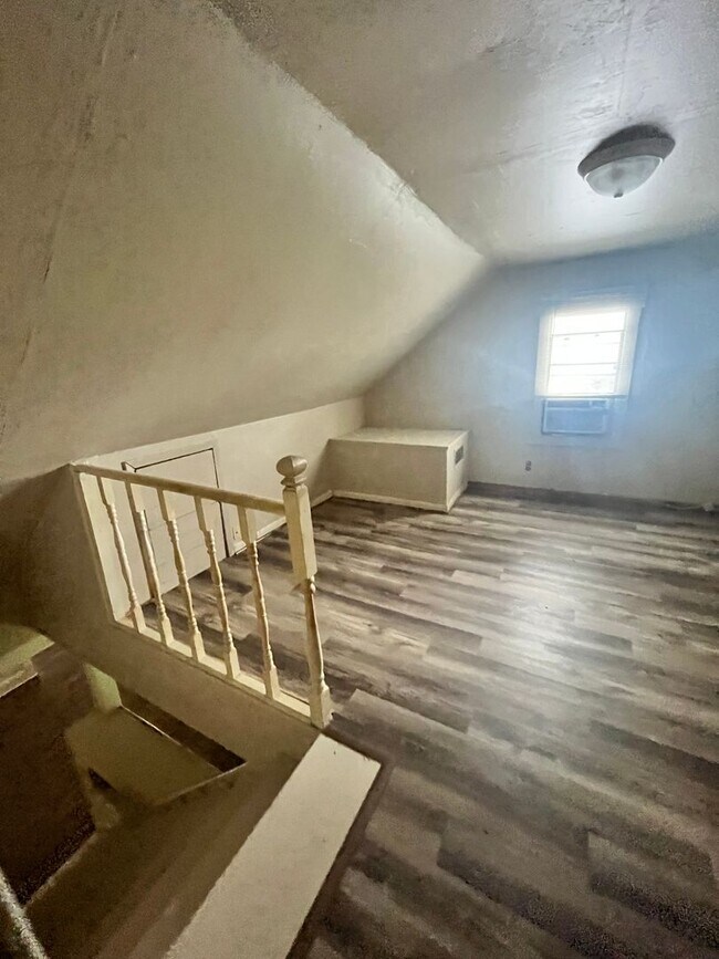 Building Photo - Beautiful 3/2 Farmhouse on Acreage