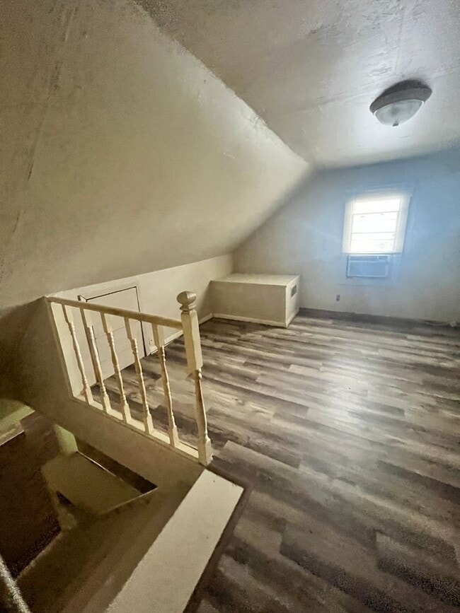 Building Photo - Beautiful 3/2 Farmhouse on Acreage with Ho...