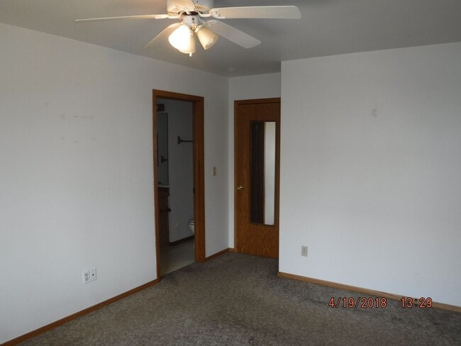 Building Photo - 3 Bedroom Home- Close to Parks and Schools!!- Dog Negotiable!!
