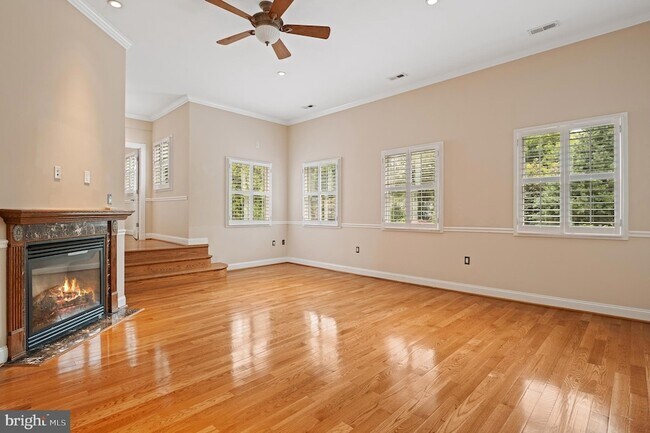 Building Photo - 5905 Lone Oak Dr