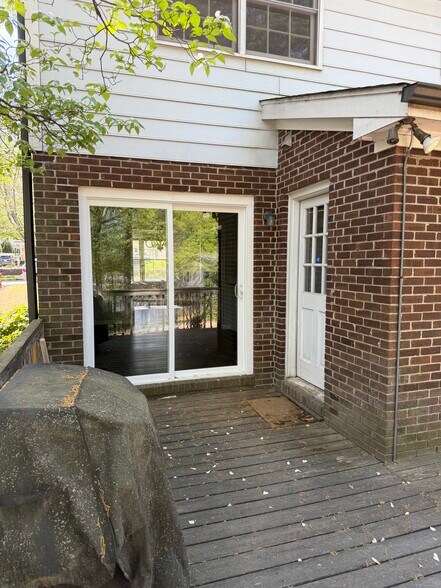 Building Photo - 2104 Fairview Rd