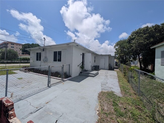 Building Photo - 1108 N 19th Ave