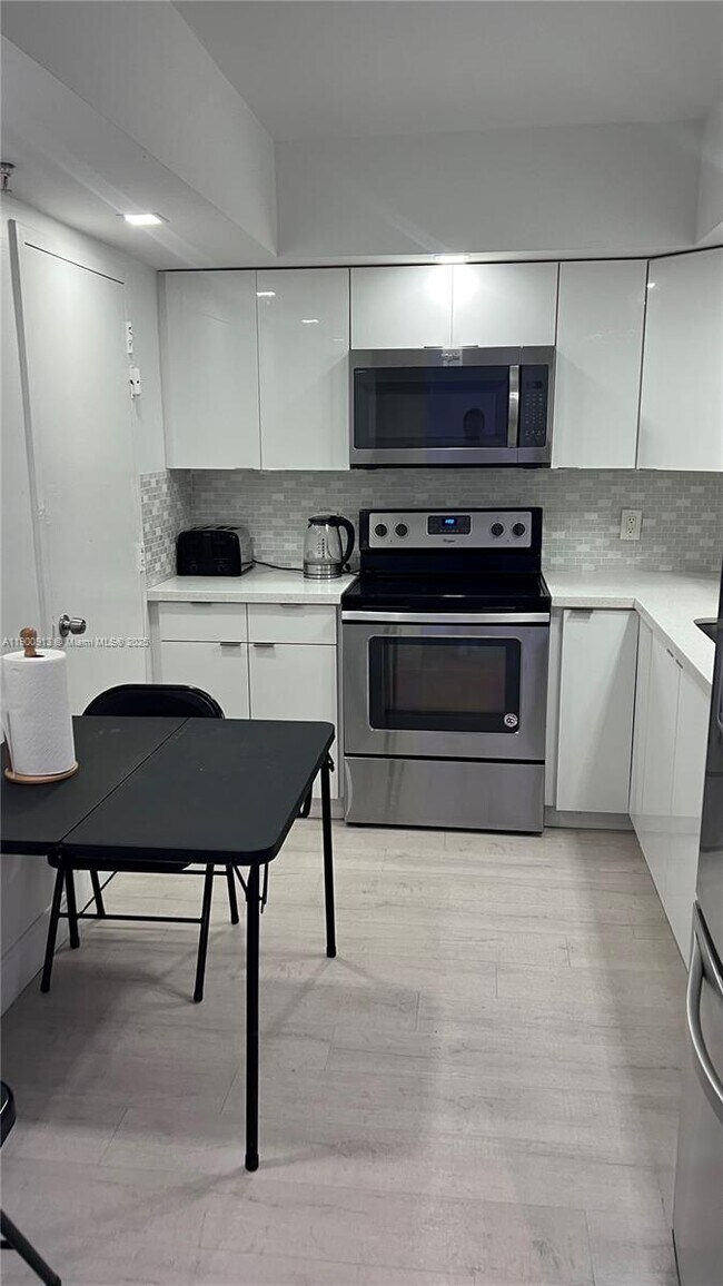 Building Photo - 400 Kings Point Dr