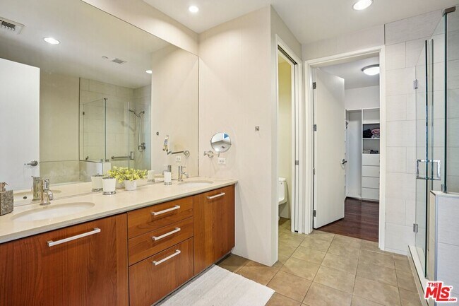 Building Photo - 801 S Grand Ave