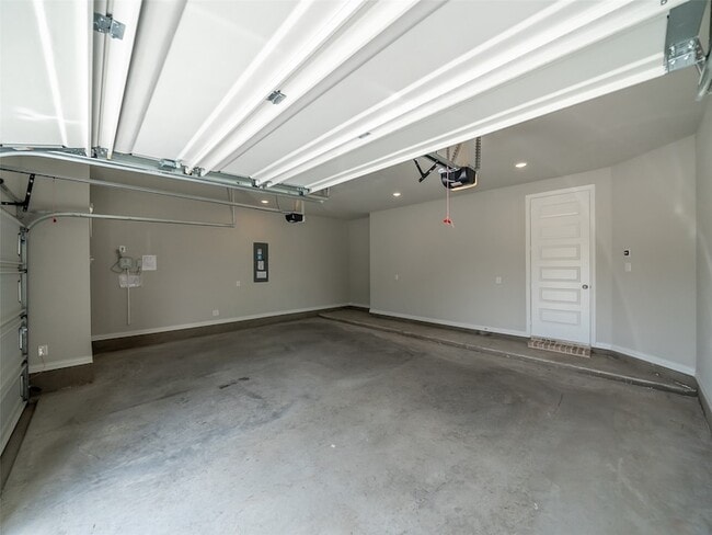Building Photo - 3049 Elmwood St